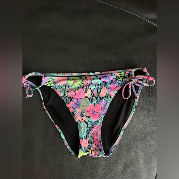 Victoria’s Secret Bikini Bottom Side Ties Floral - Picture 1 of 4
